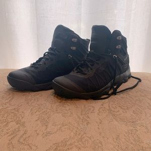 Keen hiking boots- Men’s size 9
